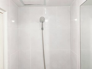 Deluxe Studio | Bathroom | Shower, free toiletries, towels - Serene Living Studio Tokyo Riverside Pik 2 Apartment (Teluknaga)