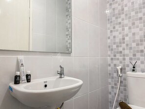 Estudio Deluxe | Baño | Regadera, amenidades de baño gratuitas, toallas 