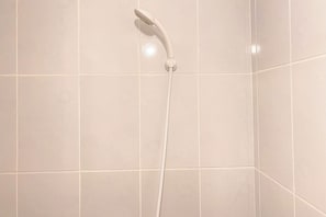Deluxe Studio | Bathroom | Shower, towels
