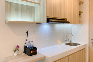 Private kitchen - Restfull Studio At Tokyo Riverside Pik 2 Apartment (Teluknaga)