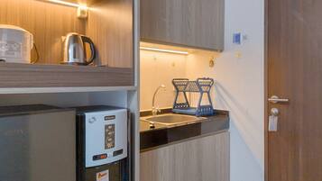 Estudi Deluxe | Cuina privada | Frigorífic i placa de cuina