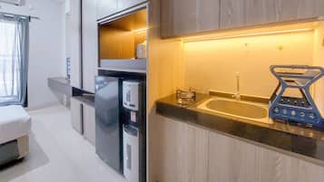 Estudi Deluxe | Cuina privada | Frigorífic i placa de cuina