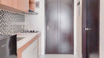 Deluxe Studio | Private kitchen | Fridge, stovetop