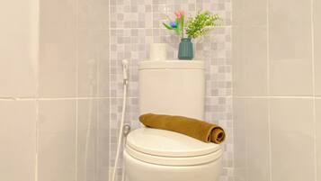 Deluxe Studio | Bathroom | Shower, free toiletries, towels