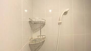Deluxe Studio | Bathroom