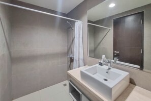 Deluxe Studio | Bathroom | Shower, free toiletries, towels