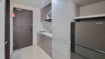 Estudio Deluxe | Cocina privada | Refrigerador con congelador y parrilla de estufa