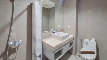 Estúdio luxo | Banheiro | Chuveiro, produtos de toalete grátis, toalhas de banho