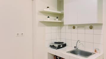 Apartemen Deluks | Dapur pribadi | Lemari es, kompor, dan meja makan