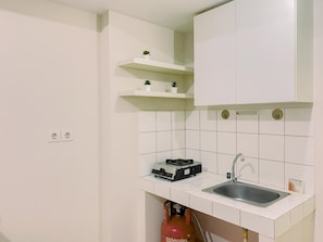 Refrigerador, placa de cocina, mesa de comedor