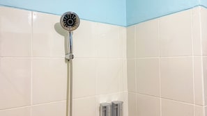 Deluxe-Studio | Badezimmer | Dusche, Handtücher