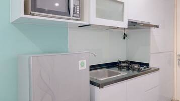 Deluxe Studio | Private kitchen | Fridge, stovetop