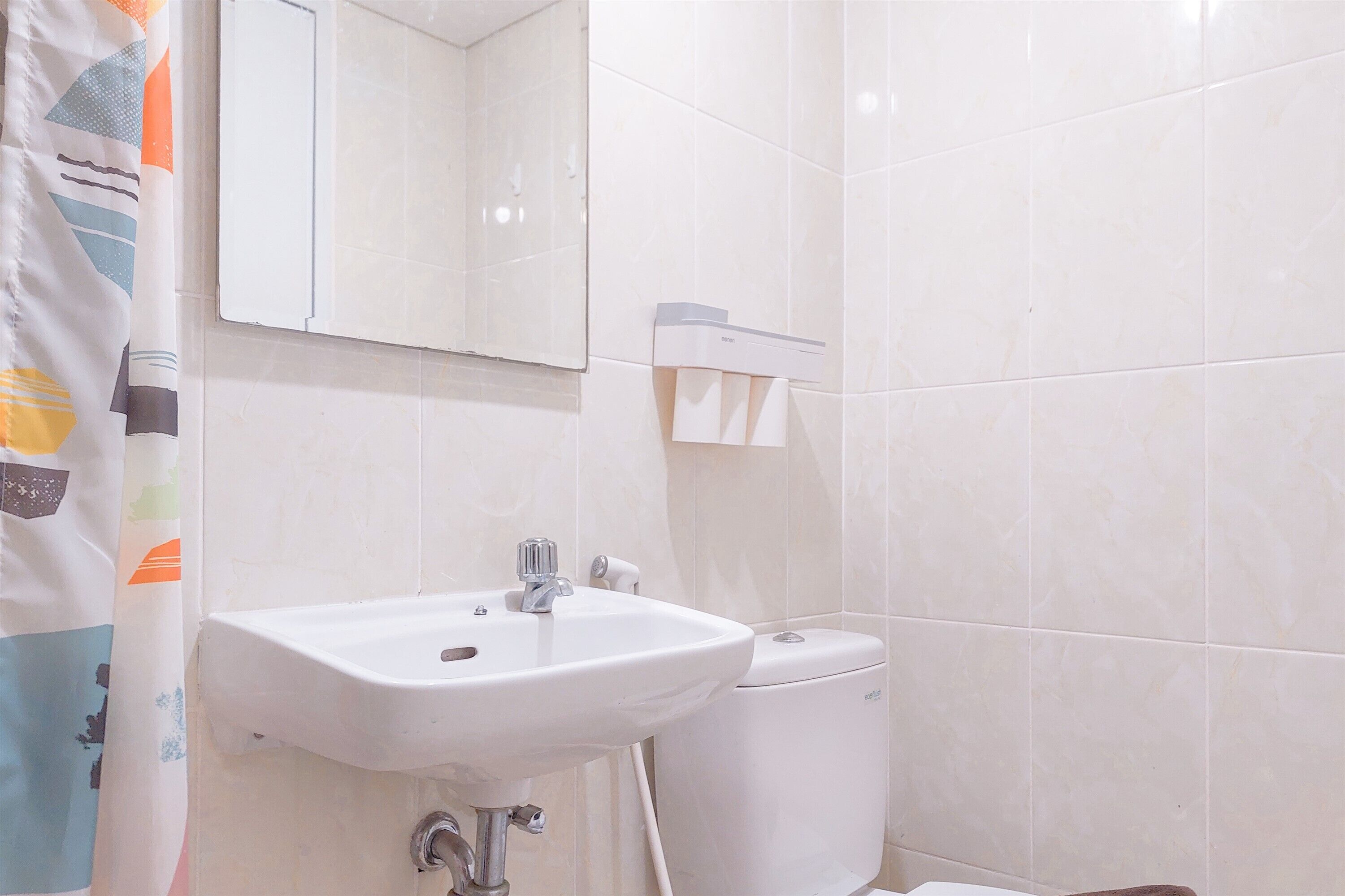 Ein Badezimmer mit Waschbecken, Spiegel und Toilette.