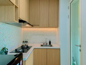 Deluxe Apartment | Private kitchen | Fridge, stovetop, dining tables