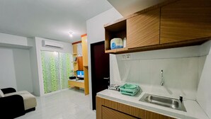 Una cocina moderna con armarios de madera, un lavamanos integrado y una encimera.