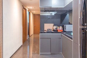 Apartamento Deluxe | Cocina privada | Frigorífico grande, microondas, placa de cocina y hervidor eléctrico