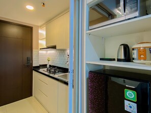 Estudio Deluxe | Cocina privada | Refrigerador y parrilla de estufa