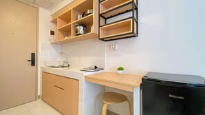Deluxe Studio | Private kitchen | Fridge, stovetop, electric kettle