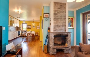 Smart TV, fireplace, stereo