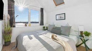 2 soverom, strykejern/-brett og reiseseng for barn