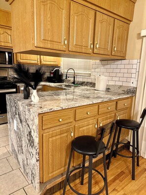 Fridge, microwave, oven, stovetop - Cozy 3 bedroom house in Southfield with Wifi full kitchen and smart TVs (Southfield)