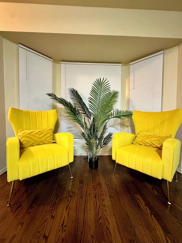 Interior - Cozy 3 bedroom house in Southfield with Wifi full kitchen and smart TVs (Southfield)