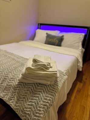 3 bedrooms, in-room safe, iron/ironing board, free WiFi - Cozy 3 bedroom house in Southfield with Wifi full kitchen and smart TVs (Southfield)