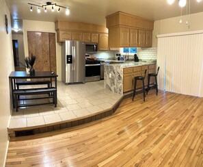 Fridge, microwave, oven, stovetop - Cozy 3 bedroom house in Southfield with Wifi full kitchen and smart TVs (Southfield)