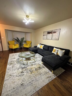 Smart TV, fireplace - Cozy 3 bedroom house in Southfield with Wifi full kitchen and smart TVs (Southfield)