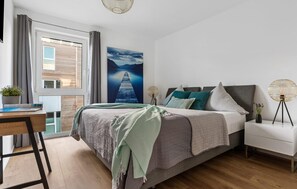 3 habitaciones, tabla de planchar con plancha y cuna de viaje