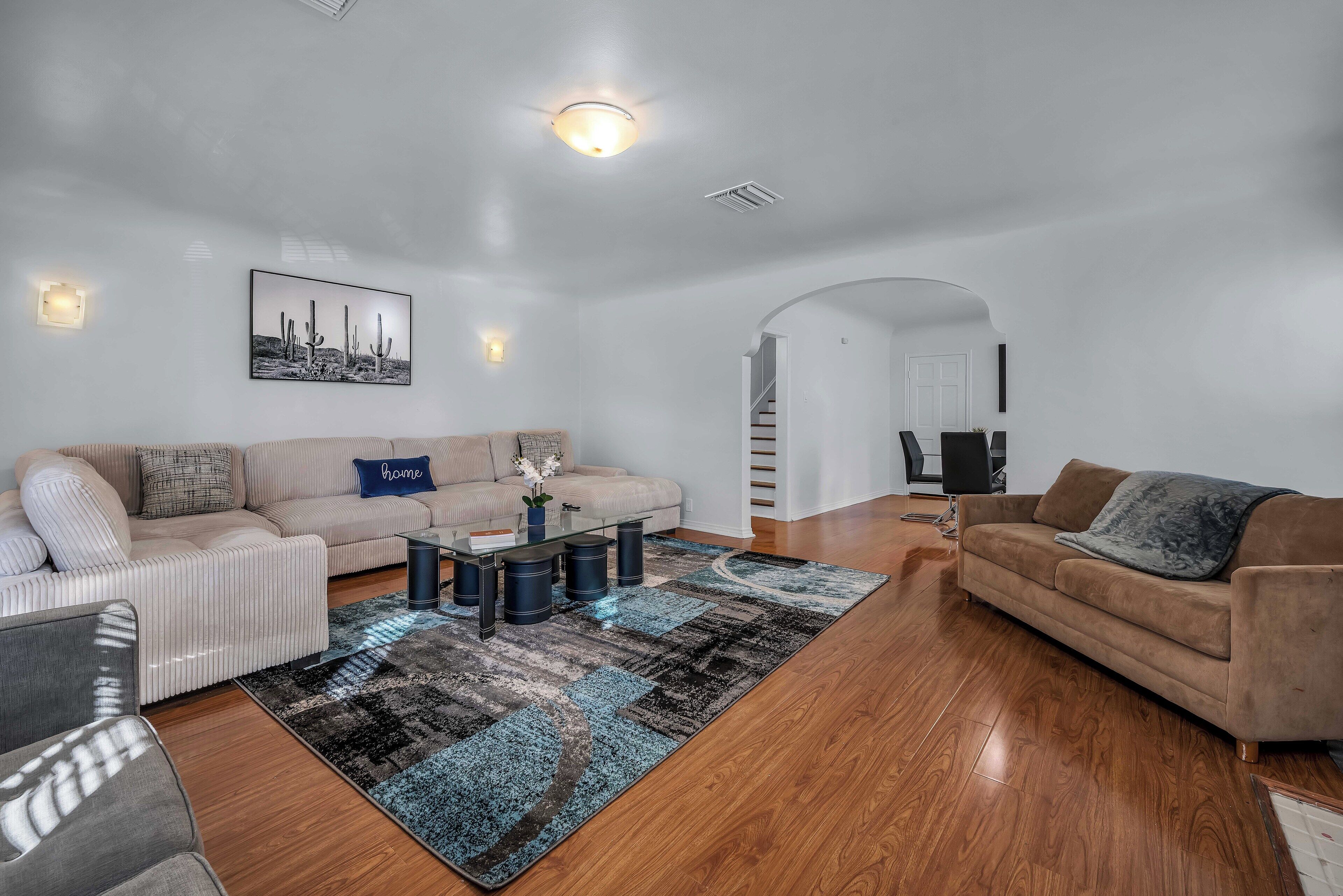 Charming Large Two Story 2-Bedroom  2-Bathroom House Close To West Hollywood 