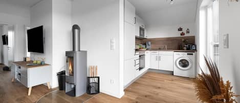 Kühlschrank, Geschirrspüler, Wasserkocher mit Kaffee-/Teezubehör