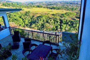 Property grounds - Vista Hermosa-Views above San Jose-20 mins to SJO (Alajuela)
