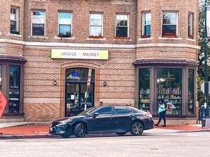 A brick building with a storefront labeled "Argyle Market." - Chic 1BR Apt in DC/Free On-Site Parking + Steps to Metro (Washington)