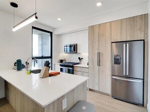 Fridge, microwave, oven, stovetop - Roro 2BR nr Shops & ASU | Mins to Airport | Pet-friendly (Phoenix)