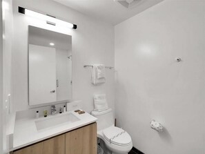 Ducha, secador de pelo, toallas