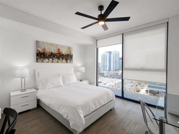 Escritorio, tabla de planchar con plancha, wifi gratis y ropa de cama 