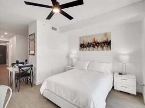 Escritorio, tabla de planchar con plancha, wifi gratis y ropa de cama 