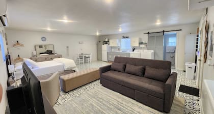 Beautiful 1BD 1 BTH Guest House located in Texas City.