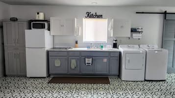 Refrigerador, microondas, parrilla de estufa y cafetera y tetera