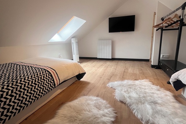 1 dormitori, planxa i posts de planxar, wifi i roba de llit