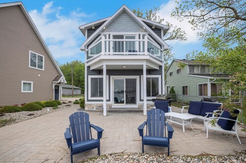 Devil's Lake Cove: Summer on Devil's Lake — All-Sport Fun, Dock, & Lakefront Living
