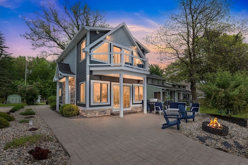 Devil's Lake Cove: Bloom-Season Escape — Lakefront Cottage Perfect for Spring Getaways