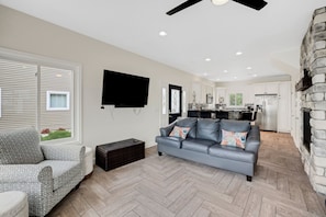 Smart TV, fireplace - Devil's Lake Cove: Summer on Devil's Lake — All-Sport Fun, Dock, & Lakefront Living (Manitou Beach)