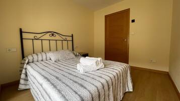 3 dormitorios, tabla de planchar con plancha, cuna de viaje