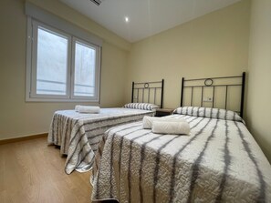 3 chambres, fer et planche à repasser, Wi-Fi gratuit, draps fournis