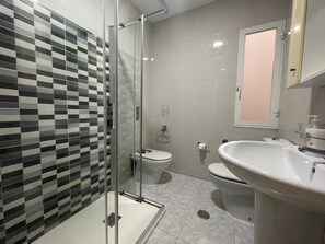 Douche, sèche-cheveux, serviettes fournies