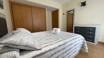 3 quartos, ferros/tábuas de passar roupa, berço de viagem