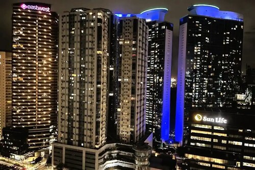 BGC Central Top Floor 1BR Cozy Condo Amazing Views! Walkable to all Attractions!