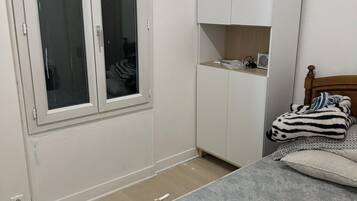 6 slaapkamers, een strijkplank/strijkijzer, wifi, beddengoed